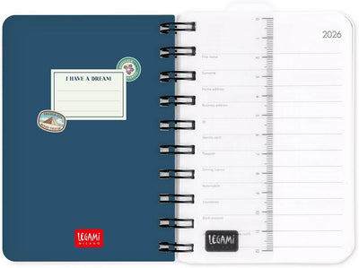 Agenda 12 Mesi Legami Giornaliera Small Spiralata 2026 Travel Stickers con Chiusura ad Elastico