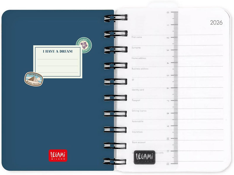 Agenda 12 Mesi Legami Giornaliera Small Spiralata 2026 Travel Stickers con Chiusura ad Elastico