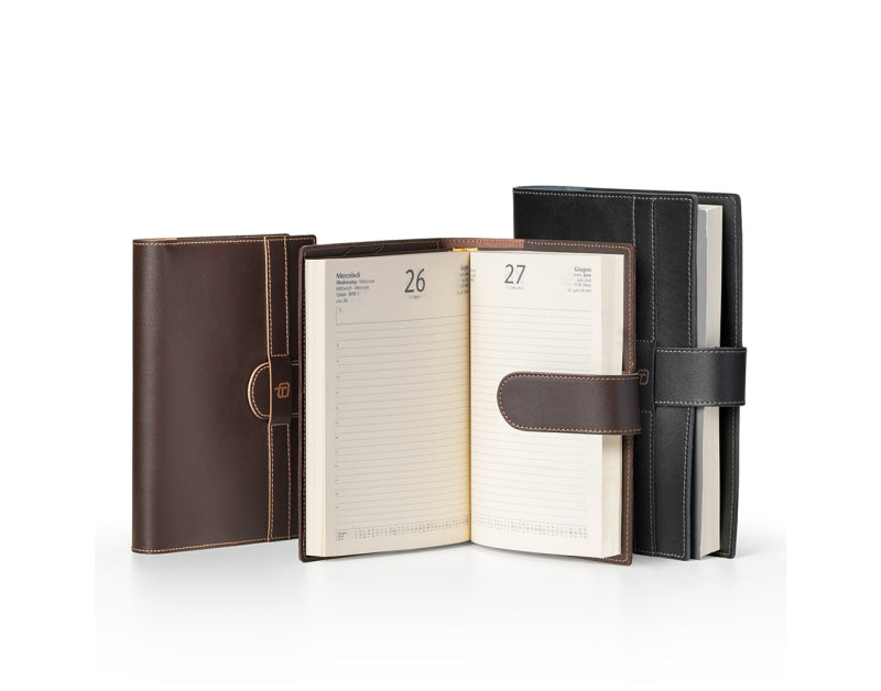 Agenda 12 Mesi Giornaliera 2026 Intempo Belt in Pelle Nero 15 x 21 cm