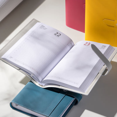 Agenda 12 Mesi Giornaliera Intercambiabile Elegance 2026 in Pelle con Laccio Fucsia - 15 x 21 cm