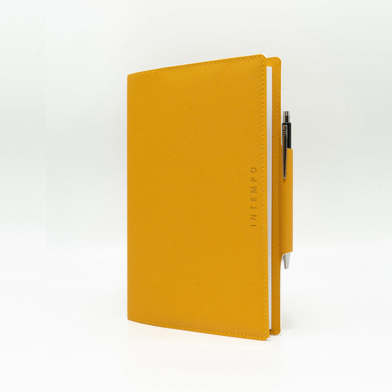 Agenda 12 Mesi Giornaliera 2026 Intempo Saffiano Intercambiabile in Similpelle Rigata Giallo 17 x 24 cm