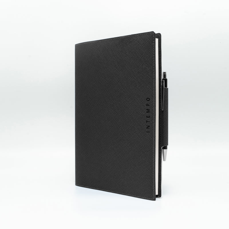 Agenda 12 Mesi Giornaliera 2026 Intempo Saffiano Intercambiabile in Similpelle Rigata Nero 17 x 24 cm