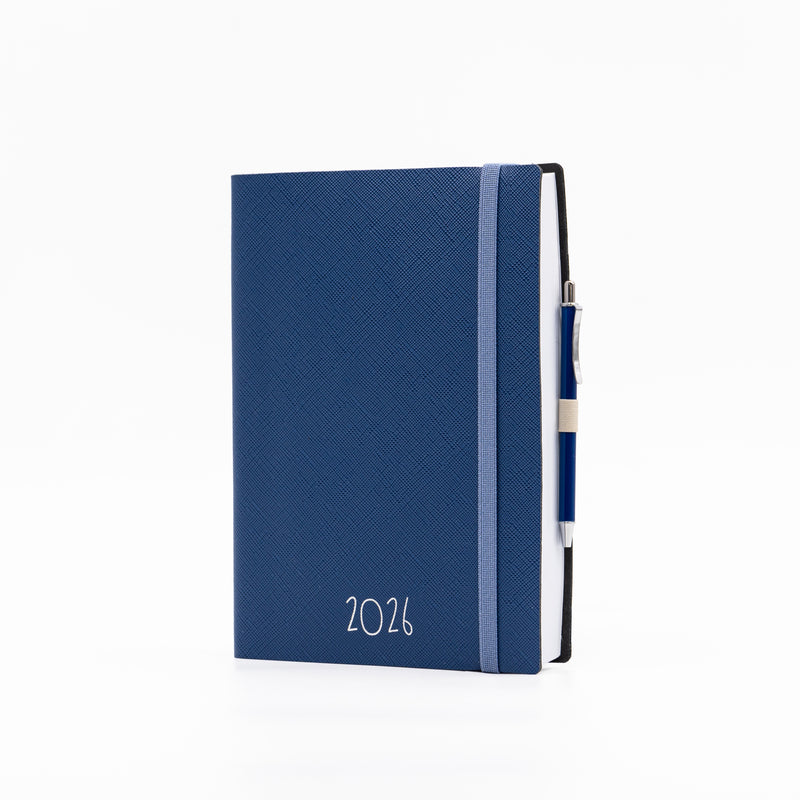 Agenda 12 Mesi Intempo Chic Giornaliera in Similpelle con Elastico e Penna Blu 15 x 21 cm - 2026