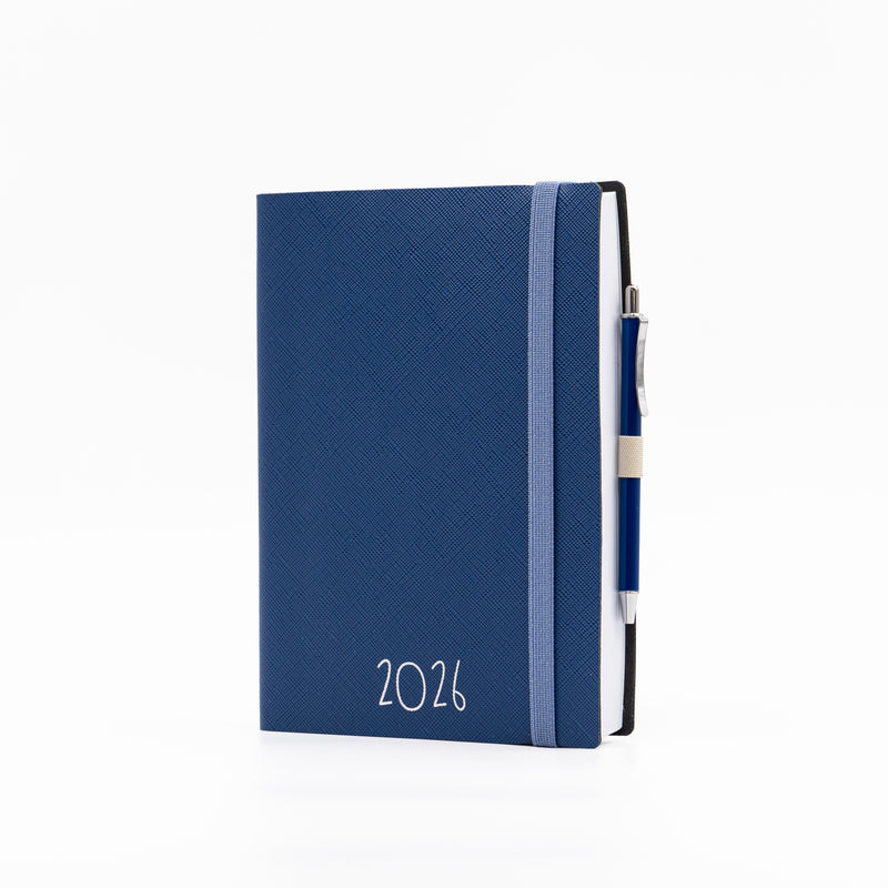 Agenda 12 Mesi Intempo Chic Giornaliera in Similpelle con Elastico e Penna Blu 12 x 17 cm - 2026