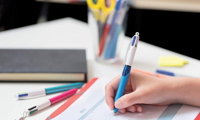 Penna a Sfera Bic 4 Colori Grip con Punta Media e Fusto Blu