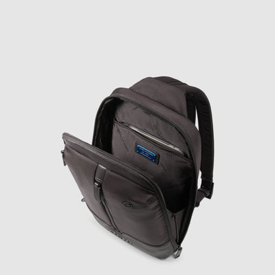 Zainetto Monospalla Piquadro Marcel in Pelle e Tessuto con Porta PC e iPad® Testa di Moro