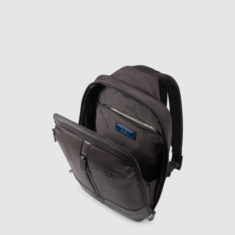 Zainetto Monospalla Piquadro Marcel in Pelle e Tessuto con Porta PC e iPad® Testa di Moro