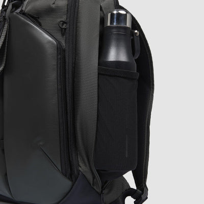 Zaino da Viaggio Piquadro PQ-Earth a 2 Scomparti con Porta PC 14'' e iPad® in Pelle Vegana e Tessuto Riciclato Nero