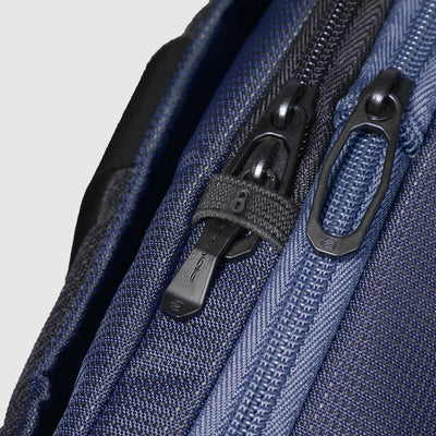 Zaino da Viaggio Espandibile Piquadro PQ-Earth con Porta PC 17'' e iPad®Pro 12,9" in Pelle Vegana e Tessuto Riciclato Blu