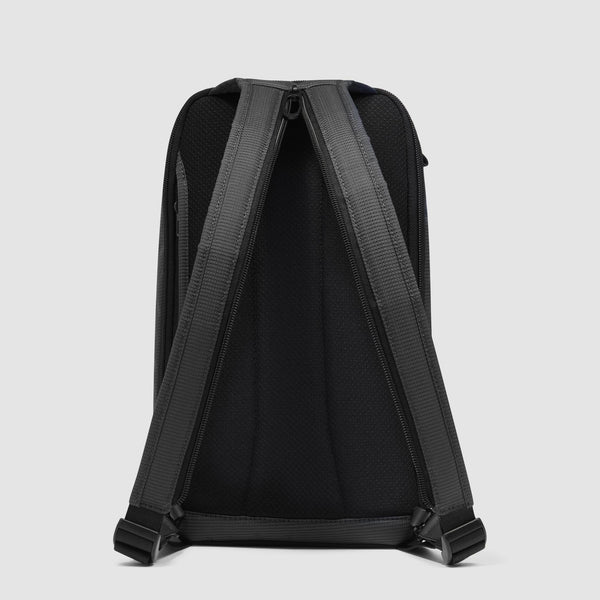 Zaino Monospalla da Uomo Piquadro PQ-Earth Porta iPad®mini in Pelle Vegana e Tessuto Riciclato Nero