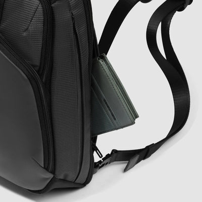 Zaino Monospalla da Uomo Piquadro PQ-Earth Porta iPad®mini in Pelle Vegana e Tessuto Riciclato Nero
