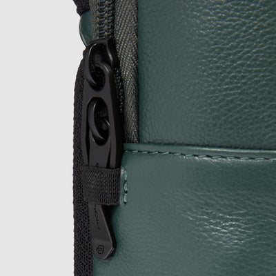 Zainetto Monospalla da Uomo Piquadro Russel in Pelle con Porta PC e Ipad® con RFID Verde