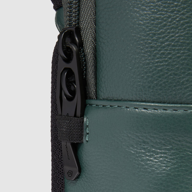 Zainetto Monospalla da Uomo Piquadro Russel in Pelle con Porta PC e Ipad® con RFID Verde